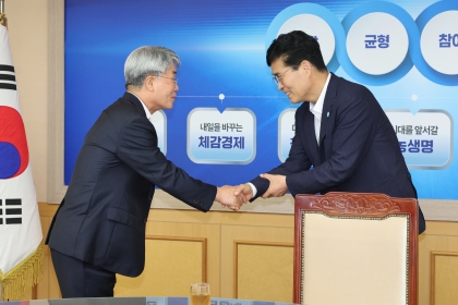 기념재단 신순철 이사장, 이원택 전북지사 면담